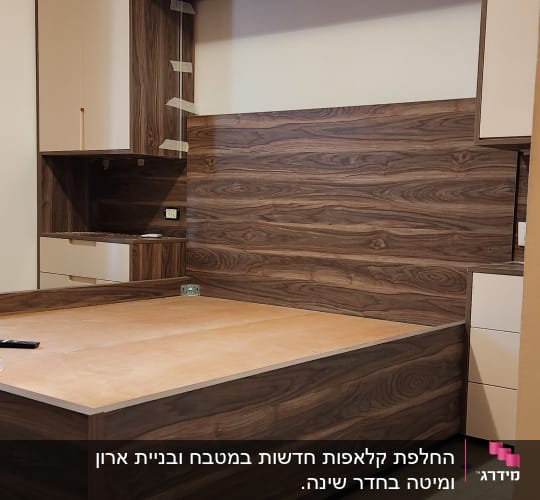 ארונות מטבח מעץ כהה עם משטח עבודה